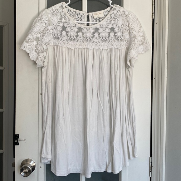 Allie Rose Tops - Allie Rose women’s white flowy embroidered lace short sleeve blouse
